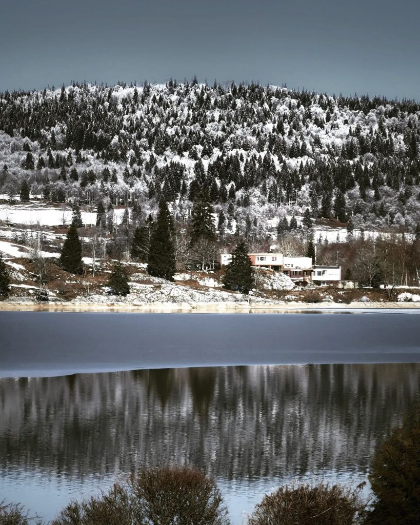 #lacdejoux #switzerland #suisse #lake #nature #lac #inlovewithswitzerland #valleedejoux #swiss_vacations #switzerland_bestpix #discover_earth #naturegramy #emotions_from_the_world #unique_switzerland #vaud #photography #forest #lepont #montagne #jura #winter #beautiful #love #sunny